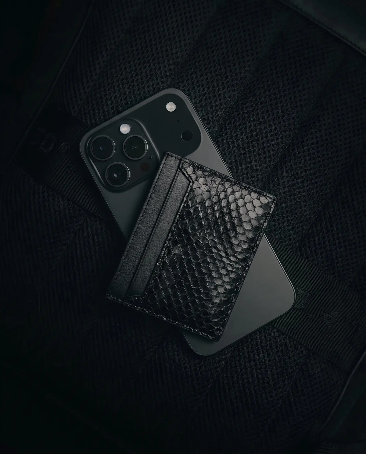 Black Python Cardholder con iPhone